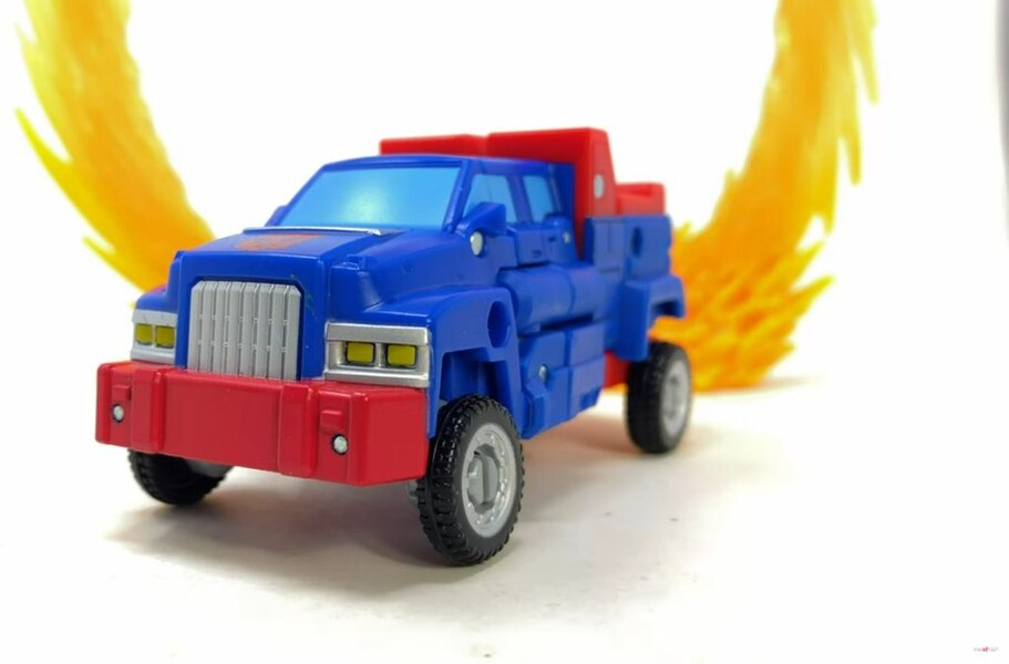 Image Of United Gears Deluxe Class In Hand From Transformers Legacy  (23 of 28)